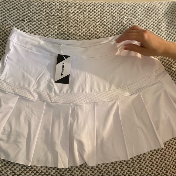 White shirt . Very stretchy material size 22 inch arcoss. Size XL . Very cute - Picture 4 of 4